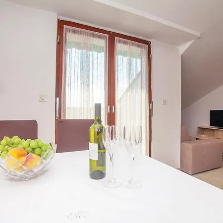 Cozy Apartment In Crikvenica With Wifi *