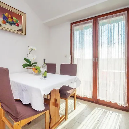 Cozy Apartment In Crikvenica With Wifi 아파트 *