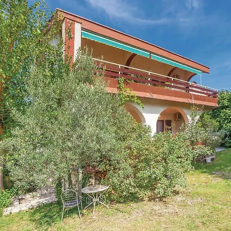 아파트 Cozy Apartment In Crikvenica With Wifi *